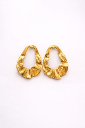 Arete gota relieve dorado