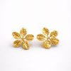 Arete flor texturizada dorado