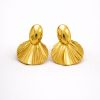 Arete abanico texturizado dorado