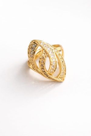Anillo diseño tipo rombo formado  líneas curva golfi dorado