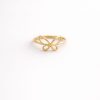 Anillo diseño mariposa en el centro golfi dorado