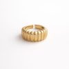 Anillo ancho diseño líneas verticales golfi dorado