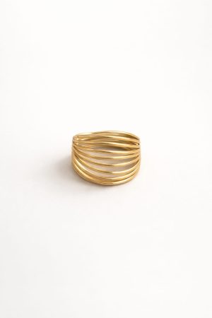 Anillo diseño líneas delgadas golfi dorado