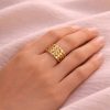 Anillo ancho con diseño de pequeños circulos