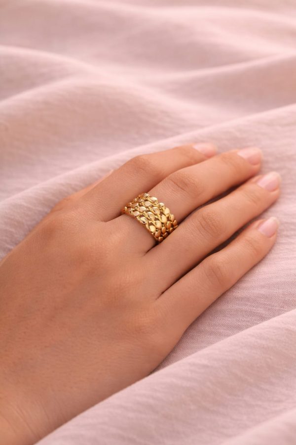 Anillo ancho con diseño de pequeños circulos