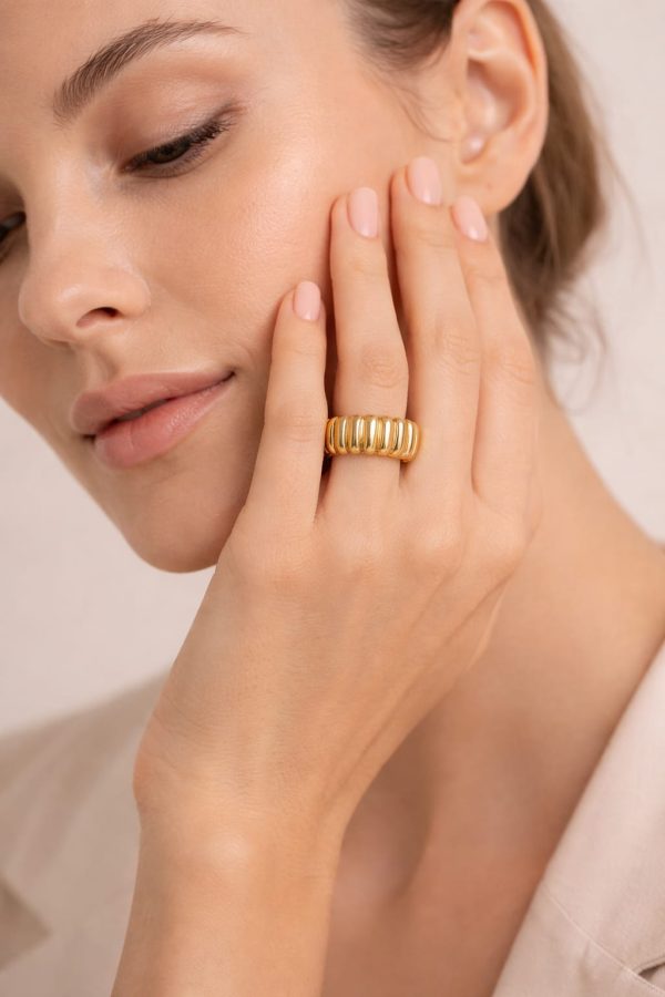 Anillo ancho diseño líneas verticales golfi dorado