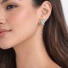 Arete mariposa relieve dorada (morado,celeste)