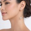 Arete flor largo blanco borde dorado