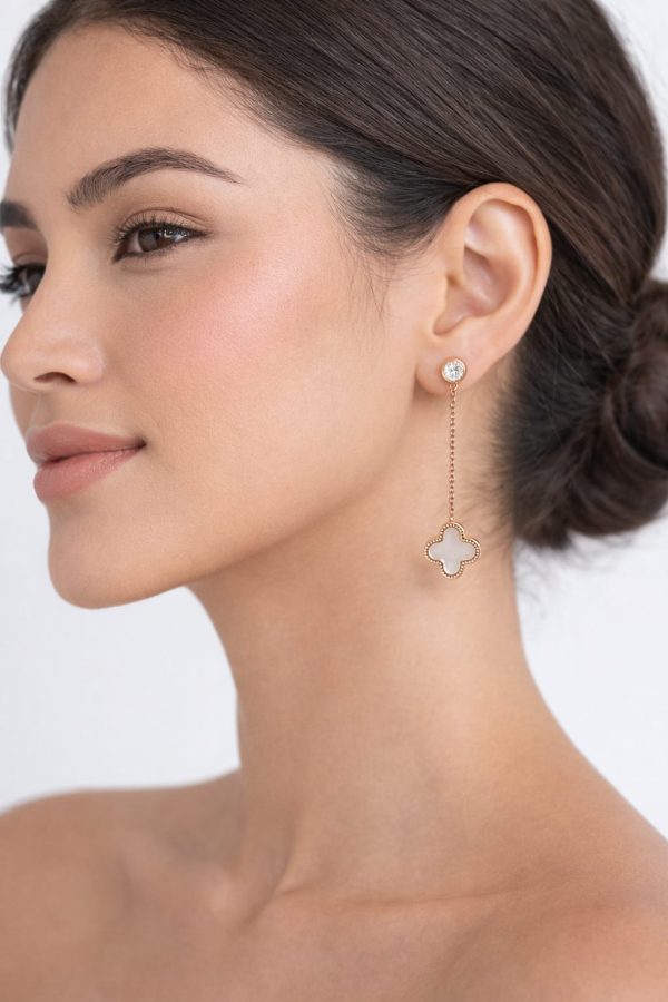 Arete flor largo blanco borde dorado