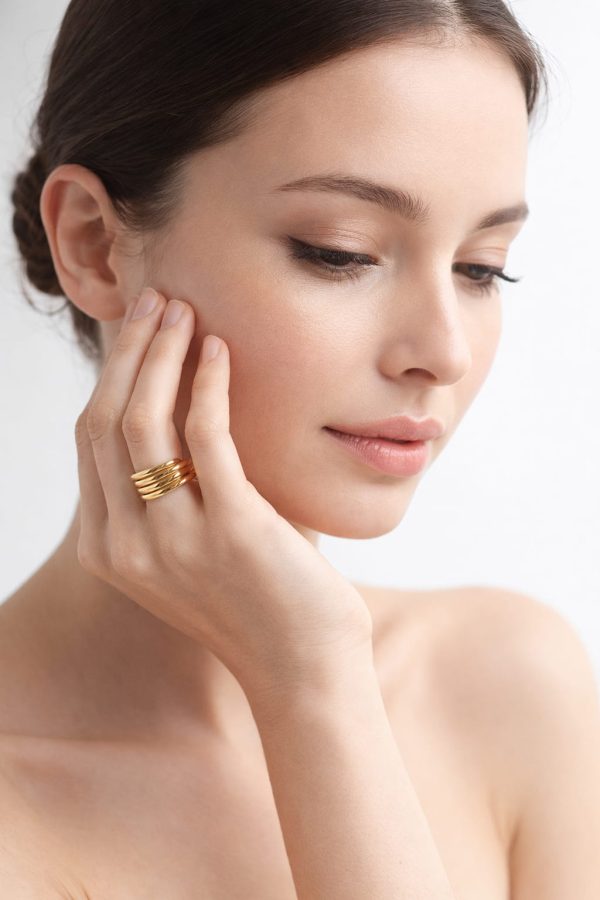 Anillo diseño líneas curvas golfi dorado