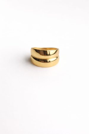 WhatsApp Image 2026-04-17 at 3.52.20 PM (5) Anillo diseño doble banda golfi dorado
