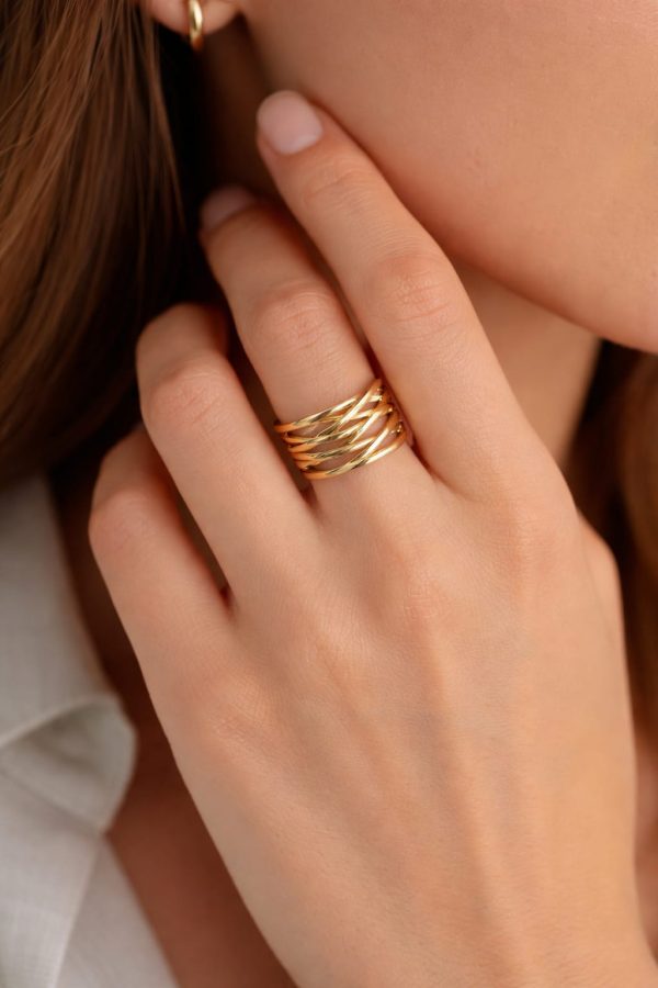 Anillo diseño cruzado delgado golfi dorado