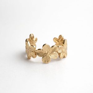 WhatsApp Image 2026-04-17 at 5.27.57 PM Anillo diseño flores relieve golfi dorado
