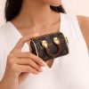 WhatsApp Image 2026-04-27 at 2.12.23 PM Monedero pequeño tipo mini bolso (marron,café,beige)