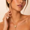 Juego cadena larga arete floral y doble caída esferas dorado