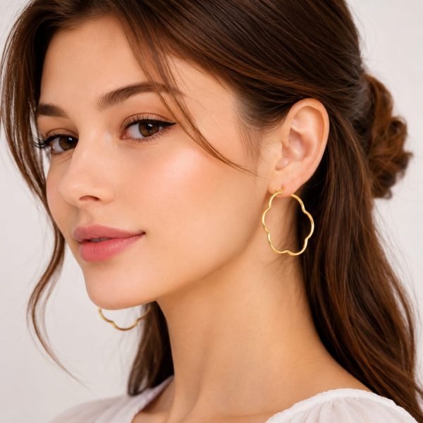Arete argolla forma de flor dorada