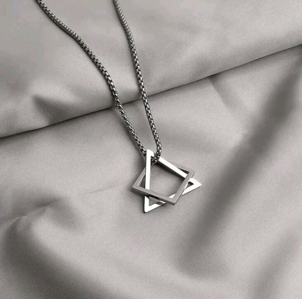 Cadena plateada varios diseños (brujula,estrella de la vida,cruz) para hombres