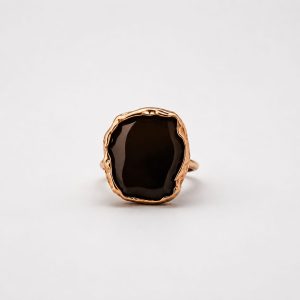 Anillo piedra central negro bordes dorado