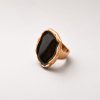 Anillo piedra central negro bordes dorado
