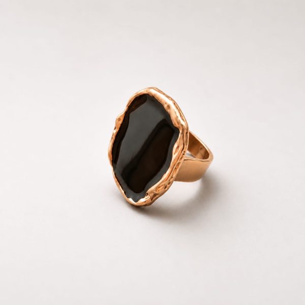 Anillo piedra central negro bordes dorado