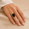 Anillo piedra central negro bordes dorado