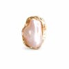 Anillo piedra irregular tonos nacarados  (blanco,rosa,café,gris) bordes dorado
