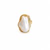 Anillo piedra irregular tonos nacarados  (blanco,rosa,café,gris) bordes dorado