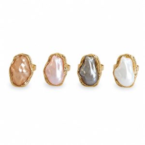 Anillo piedra irregular tonos nacarados  (blanco,rosa,café,gris) bordes dorado