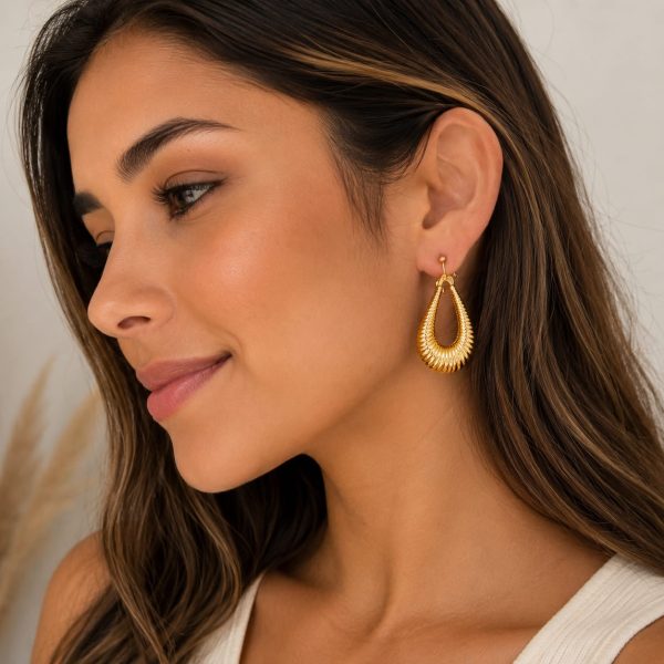 Arete argolla forma de gota texturizada dorada
