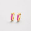 Argolla huggie esmaltado lila dorado