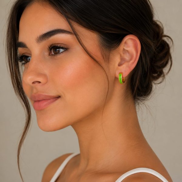 Argolla huggie esmaltado verde dorado