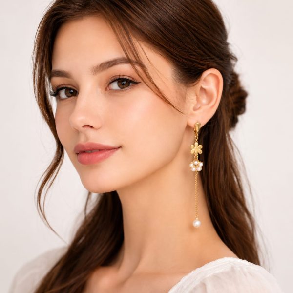 Arete largo floral con perlas y cadena colgante