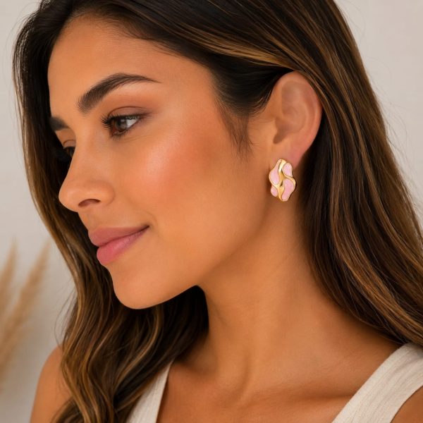 Arete orgánico esmaltado rosa acabado dorado