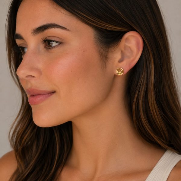 Aretes pequeños circulares con corazon dorado