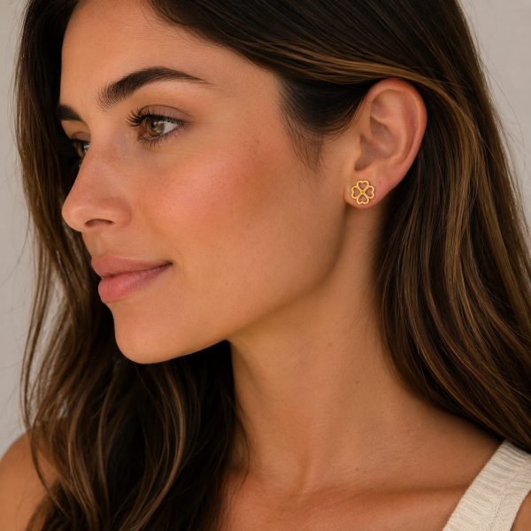 Aretes pequeños diseño trebol 4 hojas dorado
