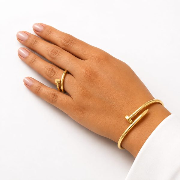 Juego pulsera y anillo clavo dorado